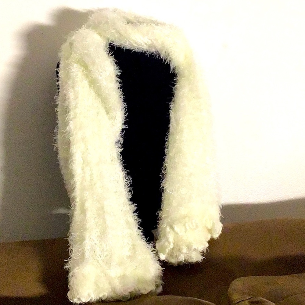 Women’s white fluffy scarf NWT